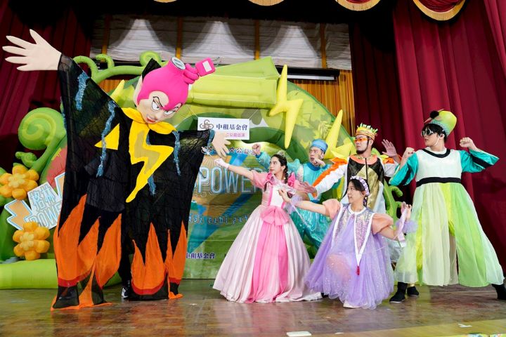 中租青年展望基金會與六藝劇團聯手打造的《格林 Power》劇目，情節生動與舞台互動設計，傳遞節能減碳、環境保護與綠色能源的重要性。圖/中租基金會提供