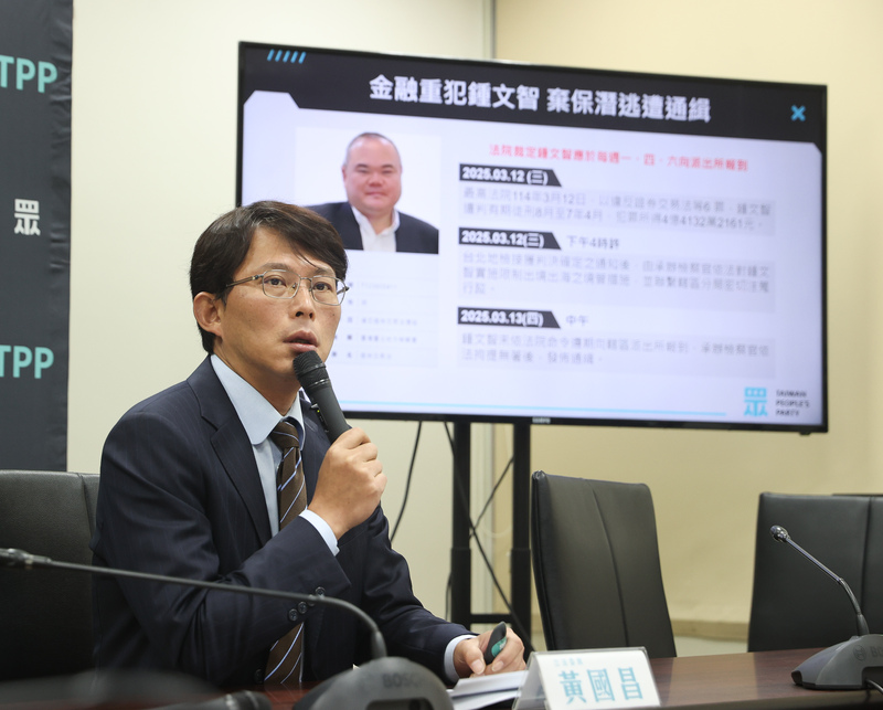 民眾黨團總召黃國昌31日痛批，行政院長卓榮泰限制立委翁曉玲索資，就是「為了遮醜怕難看」。