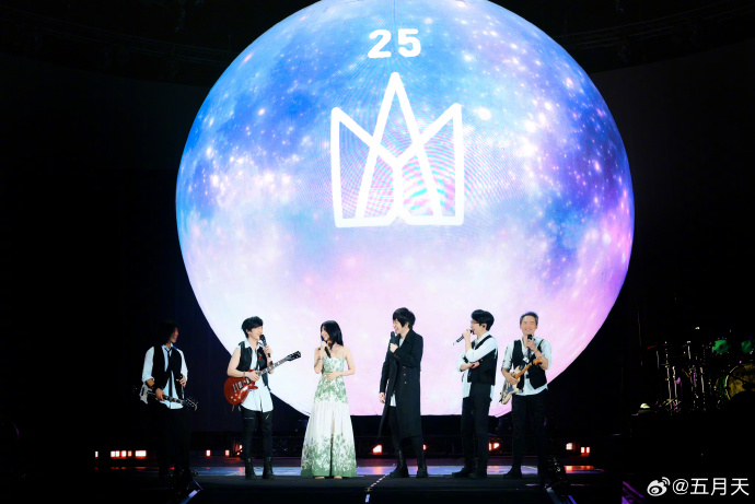 五月天24日在北京鳥巢展開25周年巡演，主唱阿信一句「我們中國人」秒登微博熱搜。圖／取自五月天微博