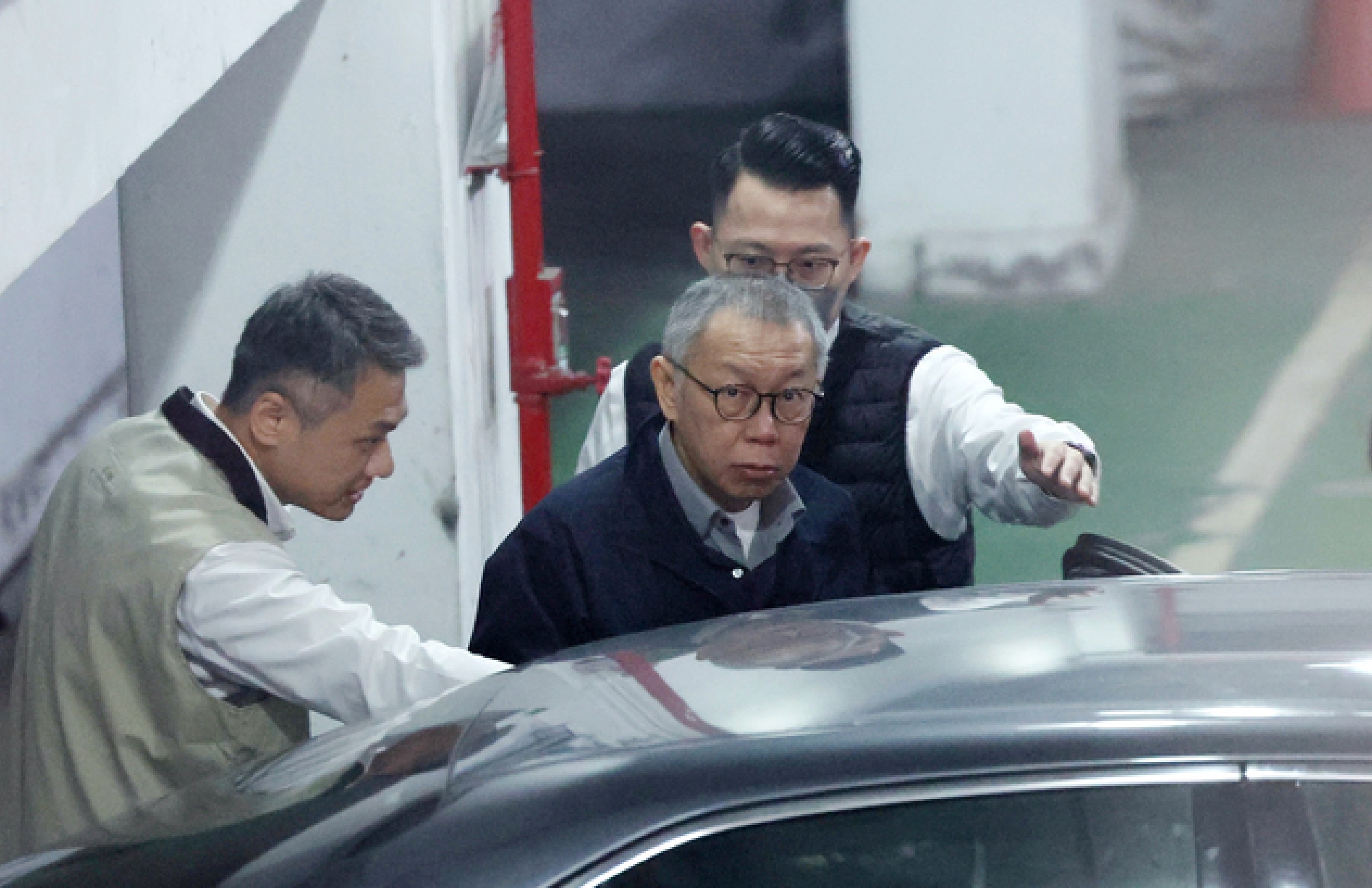 目前在押的柯文哲11日遭提訊交由廉政署詢問，被媒體拍到一頭白髮。圖/中央社