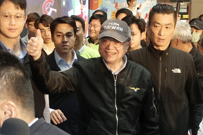 閃電訪日後，行政院長卓榮泰（中）8日在台北車站出席中華電信「全台集氣 最強應援在中華」公播活動。圖/中央社