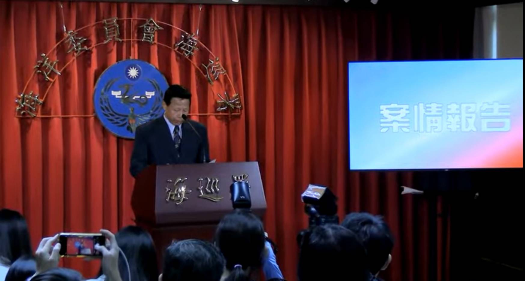 海巡署署長謝慶欽說明「大進滿88號」漁船遭陸海警船查扣事件。圖/翻攝海巡署直播