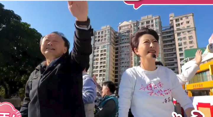 民進黨立委王世堅（左）14日到台南為台南市長參選人陳亭妃加油，兩人一起車掃。圖/取自陳亭妃臉書