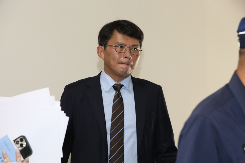 民眾黨立院黨團總召黃國昌認為，桃園地院考量鄭文燦政商地位，准予1200萬交保代替羈押，裁定悖離常理。圖/中央社