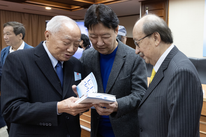 中廣前董事長趙少康（前中）20日在立法院舉行自傳回憶錄「七十少年：趙少康的時代現場」新書發表會，活動前與民進黨立院黨團總召柯建銘（前右）、前考試院長關中（前左）翻閱書中內容。圖/中央社