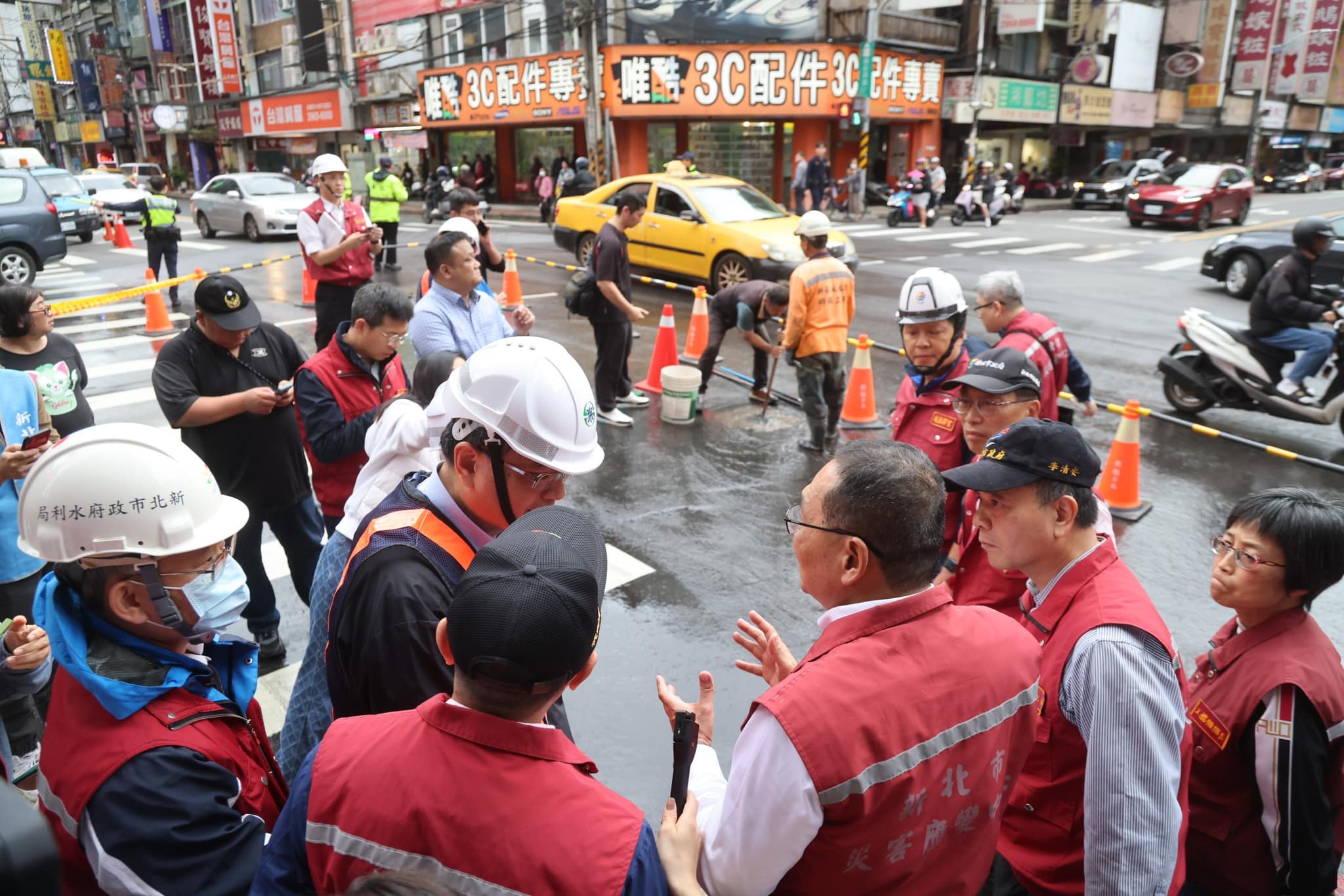 南雅南路與館前西路交會處路面破裂湧水，目前實施道路封閉。圖/取自侯友宜臉書