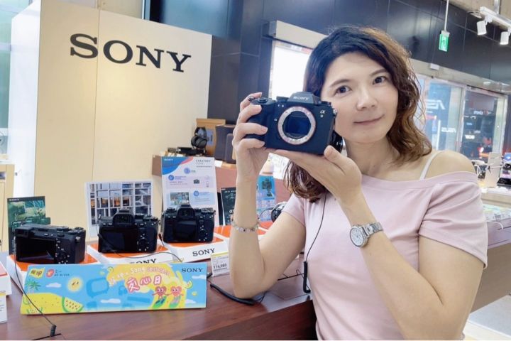  「燦坤x Sony交心日」將於8/15至8/19登場，燦坤全館購買Sony單眼相機享來店驚喜價。圖/燦坤提供