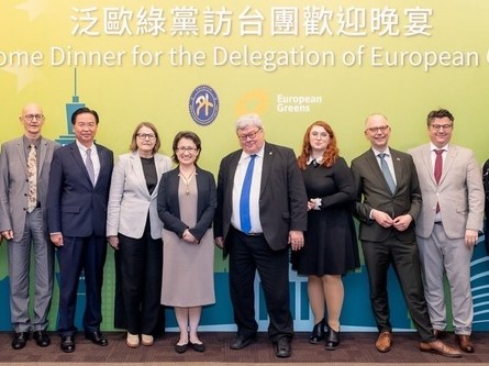外交部長吳釗燮(左二)接受美媒訪問表示，如果美國停止援助烏克蘭將給北京示弱的「暗示」。圖/中央社