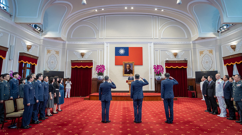 軍人效忠憲法優於總統，圖為賴清德總統主持國軍高階幹部授勳授階。圖/取自總統府官網