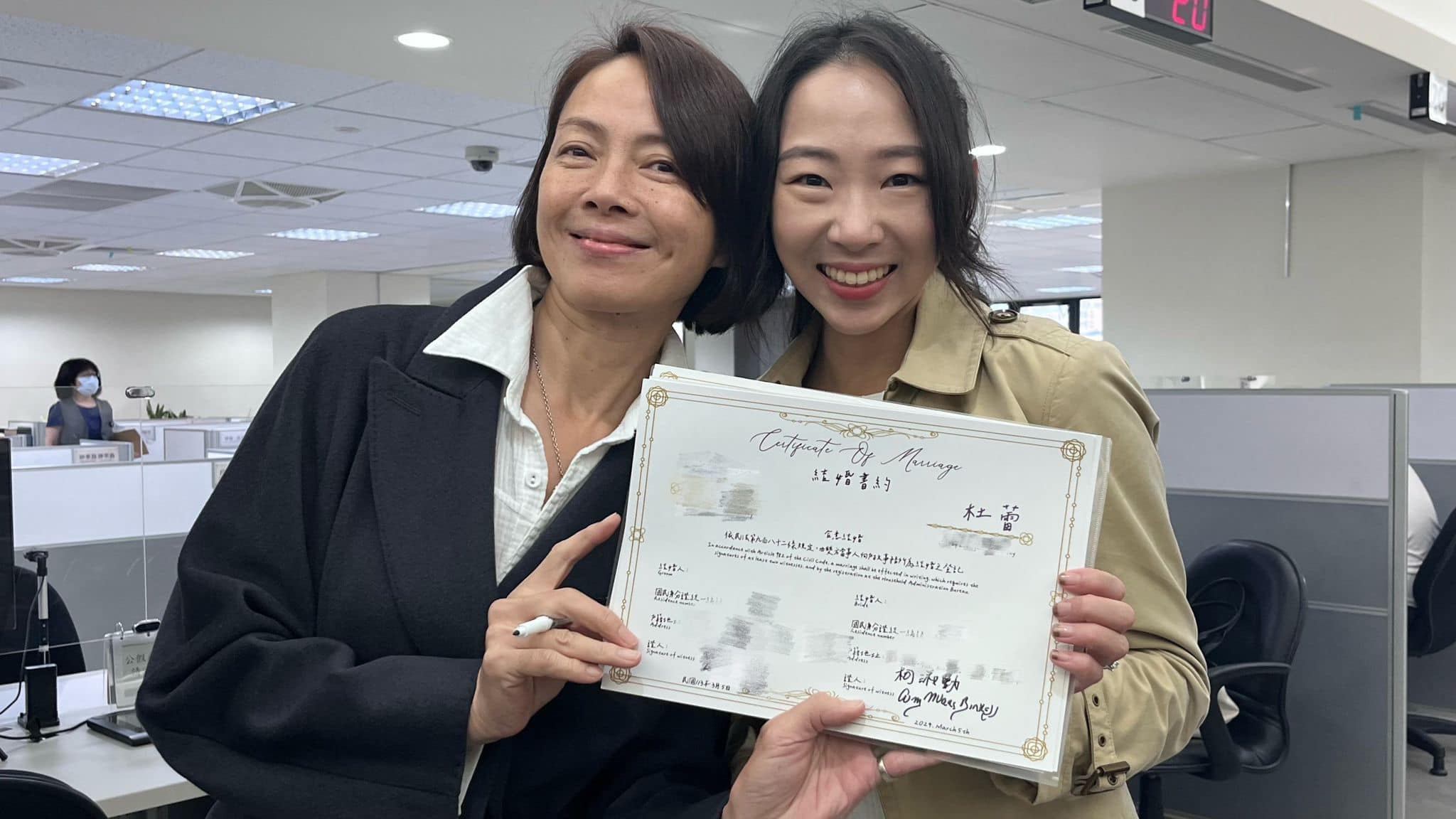 柯淑勤擔任女兒杜蕾登記結婚的證婚人。圖/取自海納百川臉書