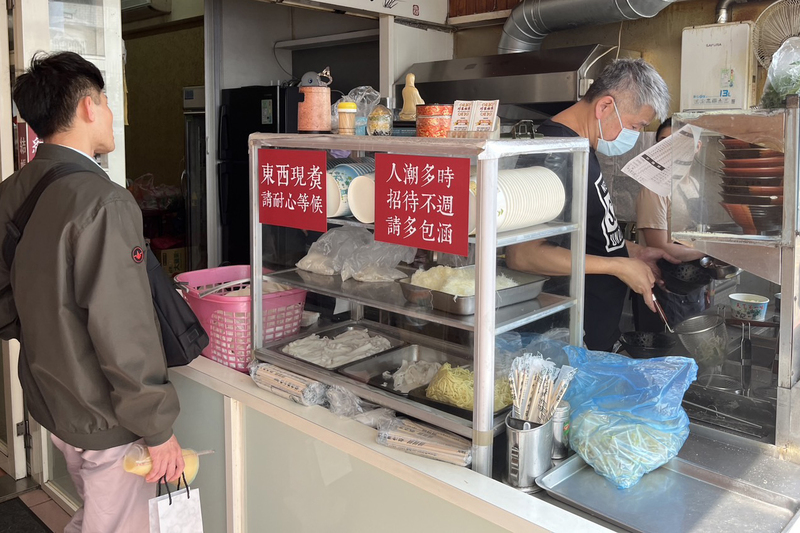 寶林茶室食物中毒案已有2人身亡，多數病患共同點是食用了炒粿條，引發民眾對粄條、河粉等食品疑慮。百年老店也遭波及，這兩天業績約下滑3成。圖/中央社