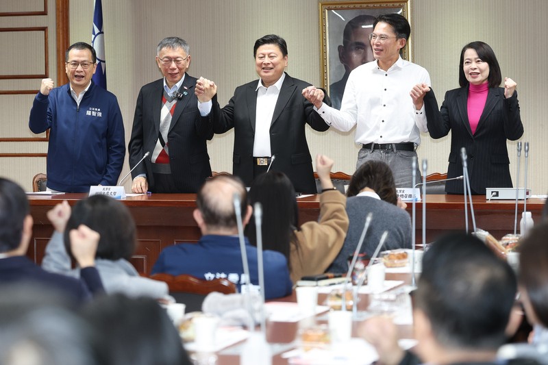 柯文哲拜會國民黨團　傅崐萁讚「滿血歸來」、柯笑稱「劫後餘生」