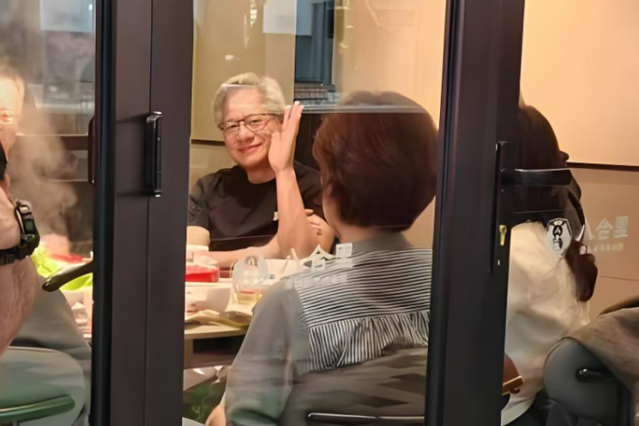 吃完火鍋事成了！黃仁勳獲陸方放行首批「數十萬顆 H200 晶片」