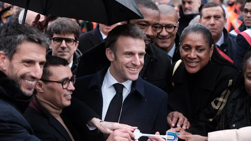 法國總統馬克宏（中）視察奧運村表示,我們準備好了。圖/翻攝自Paris 2024 Olympics官網