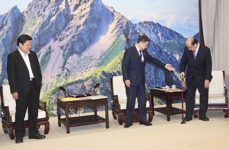 民進黨立院黨團總召柯建銘（右）今在韓野協商召開面對川普對等關稅危機處理會議，竟獨白40分鐘，且要廠商自己避險，氣炸藍白委員。圖／中央社 
