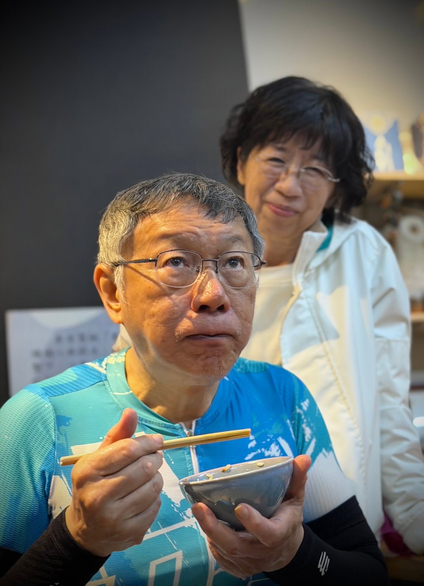 權威人士說,柯文哲被關一年多,如今又因監院追討罰款,導致帳戶含退休金都被凍結,這可說與民進黨「不共戴天」了,怎可能想什麼政治合作。圖/取自柯文哲臉書