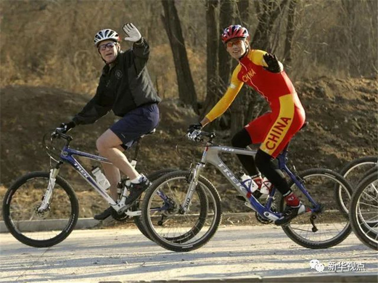 2005年訪華時,小布希特意要求中方安排一次騎山地車訓練。圖/取自新華視界