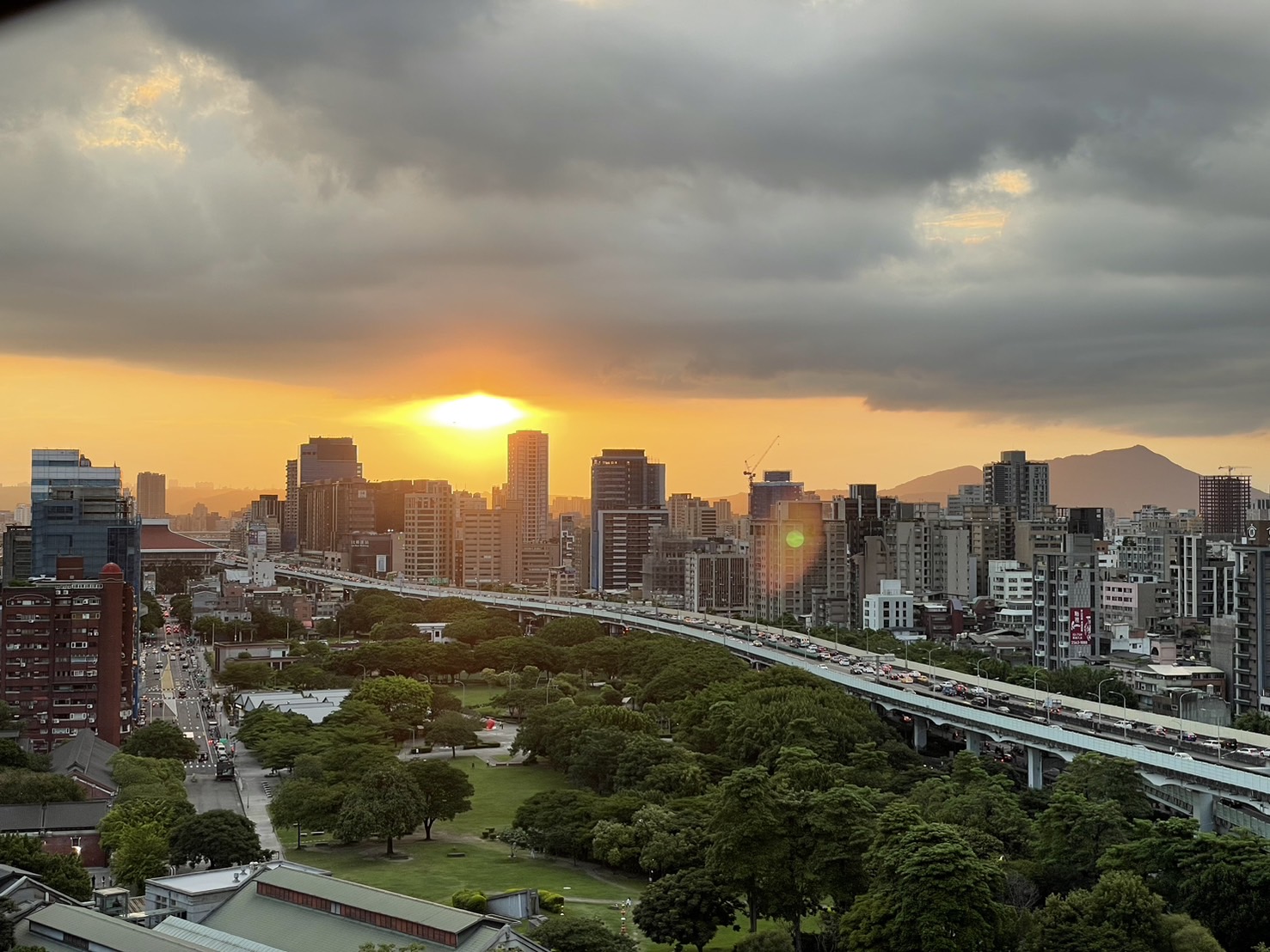 央行13日調降自然人特定地區第2戶購屋貸款最高成數上限為6成，特定地區包括六都及新竹縣市。圖為台北市區一景。圖/梁鴻欣攝