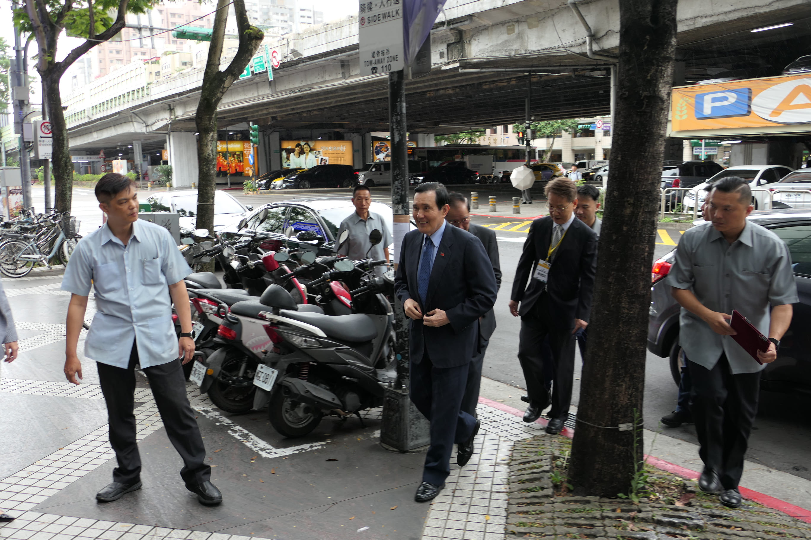 馬前總統卸任總統禮遇終止，原先的Audi配車被收回，改乘自費租用的HONDA休旅車出席活動。圖/馬英九辦公室提供