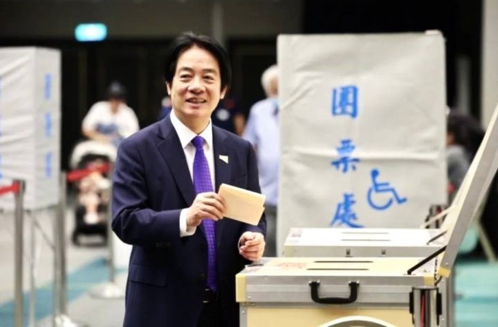 民進黨舉行全代會,中評委及中常委改選,身兼黨主席的總統賴清德投票。圖/中央社