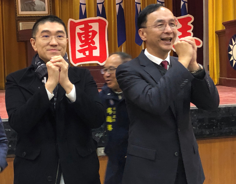 國民黨主席朱立倫（右）赴國民黨基隆市黨部參加新春團拜。圖/中央社