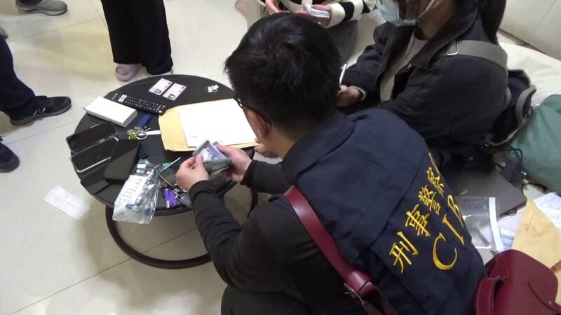 刑事局中部打擊犯罪中心日前查出以29歲孫姓男子為首的詐騙集團，攻堅破門後，查扣現金、手機、人頭公司資料等相關贓證物。圖/中央社