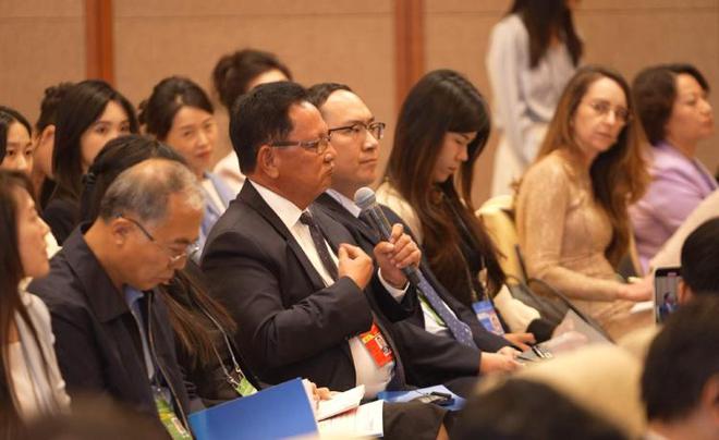 前往北京參加「和平共處五原則」發表70周年紀念的菲國「中國了解協會」主席蘭比諾談到中美在菲較勁時哽咽說，「我不希望我的國家成為戰場」。圖／取自觀察者網