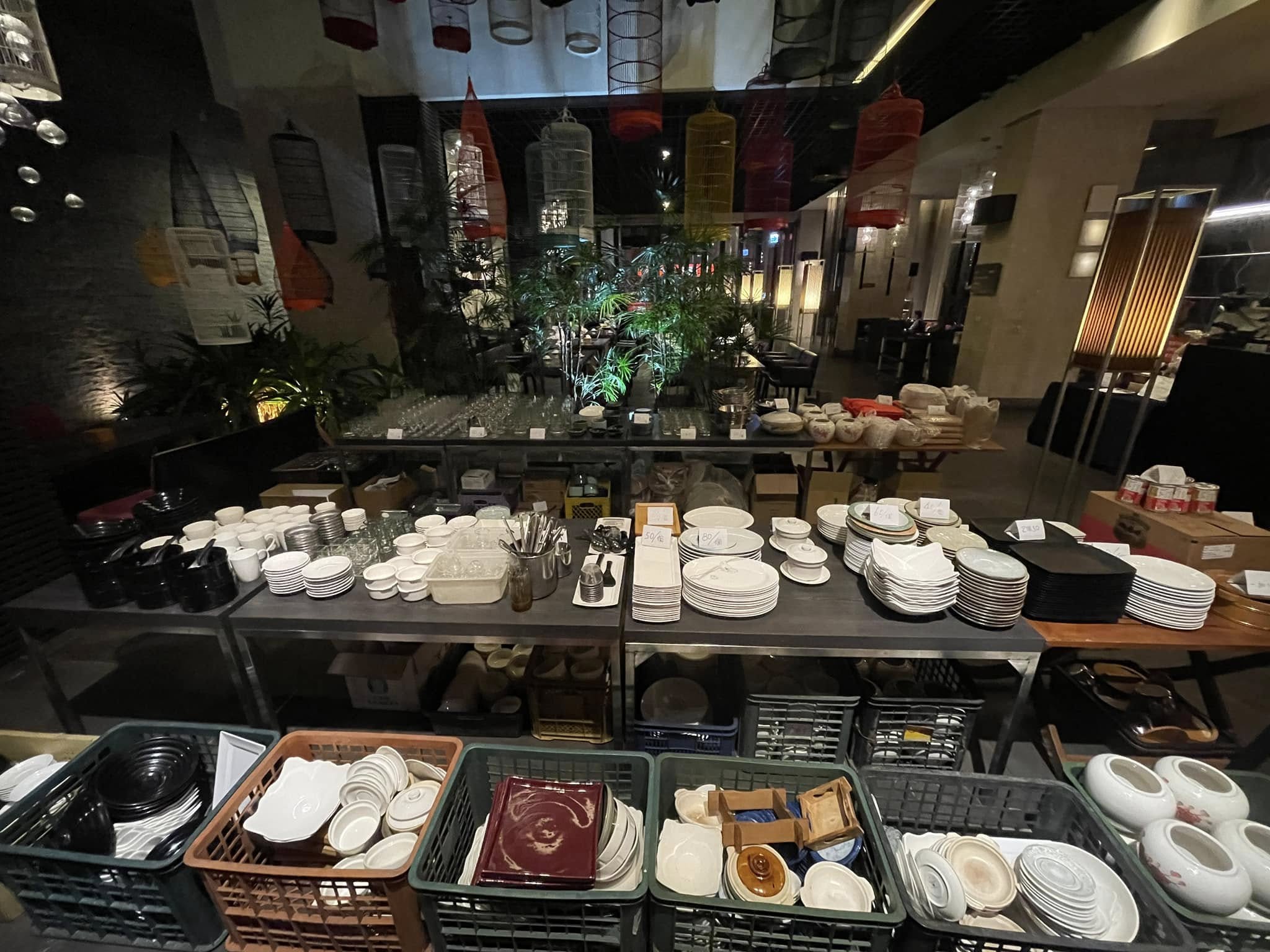 已營業25年的台中水舞饌茶餐廳，最後一家崇德分店也將在25日熄燈，讓不少台中人感嘆，圖為崇德店11日在臉書貼出準備出售的二手餐具。圖／取自水舞饌 茶餐廳臉書