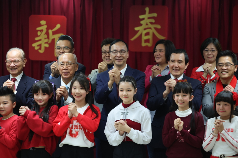 國民黨前主席馬英九（二排右二）15日在國民黨中央新春團拜上期許立法院黨團提出有利國計民生，兩岸和平的法案，才不負選民所託。圖/中央社