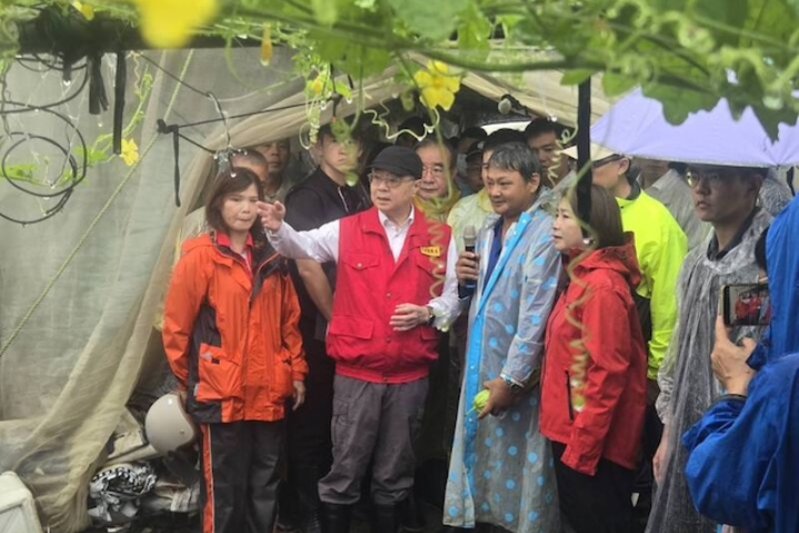 南台淹水5天　才說「電話勘災」卓榮泰現身屏東　黃國昌：狠打自己一巴掌