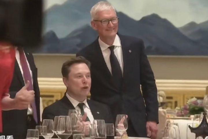 蘋果執行長庫克（右）在宴會中也來和馬斯克合影。圖/取自影片