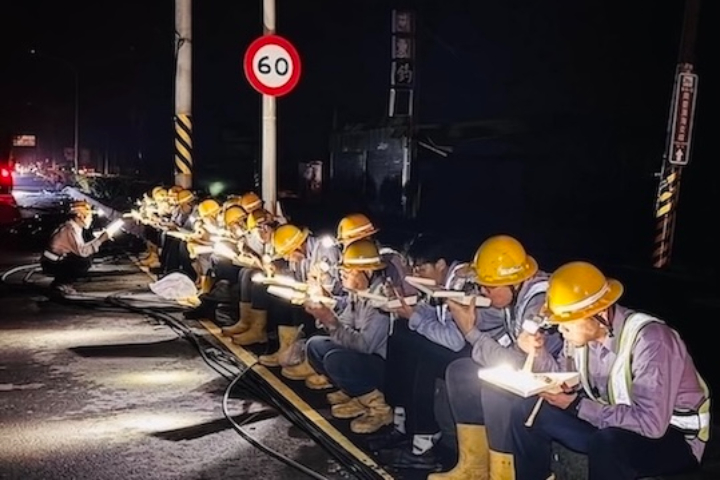 台電員工7日搶修完電桿後蹲坐在路邊吃便當，敬業精神令民眾動容。圖／取自台電電力粉絲團臉書