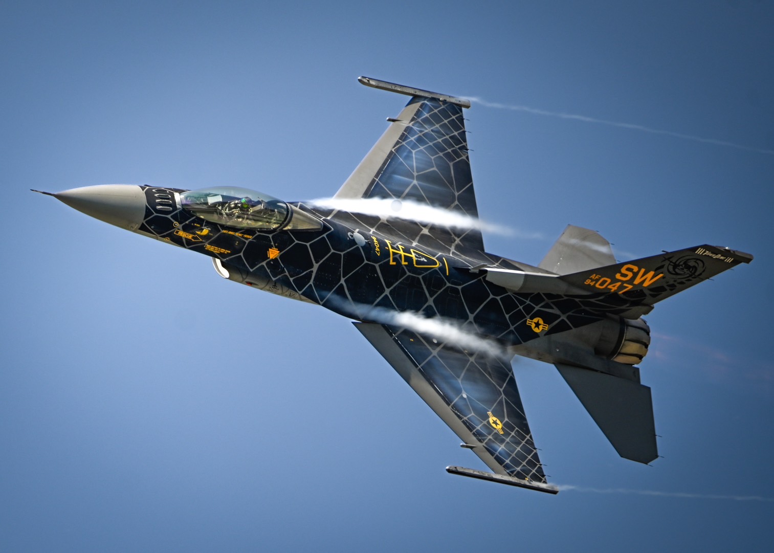 F-16 Viper 飛行員進行空中演習。圖/取自美國空軍官網