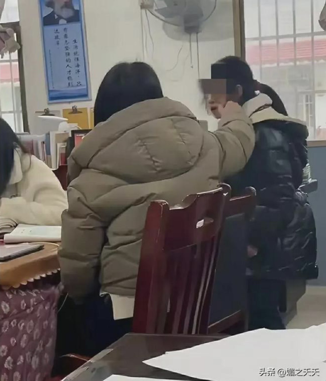 女老師右手捏著女學生的臉頰使勁搖。圖/取自微博@媚之夭夭
