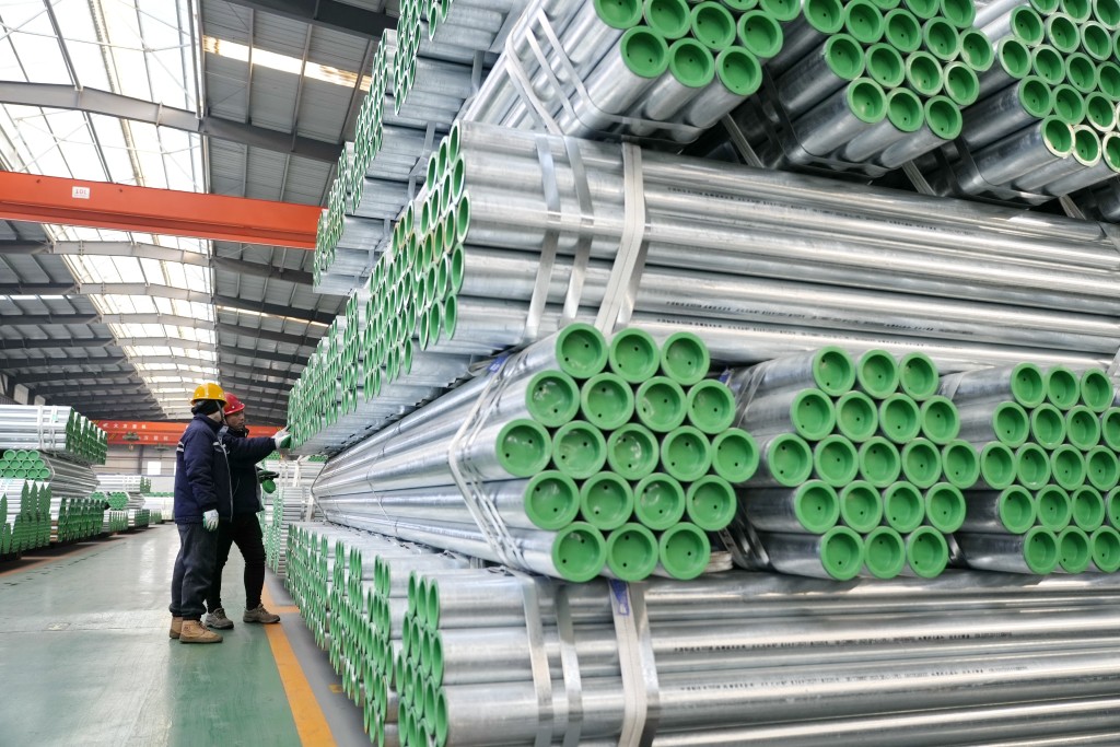 中國大陸近年鋼鐵出口大增，造成市場價格急速下降，引起美國鋼鐵業者的不滿。圖/取自新華社