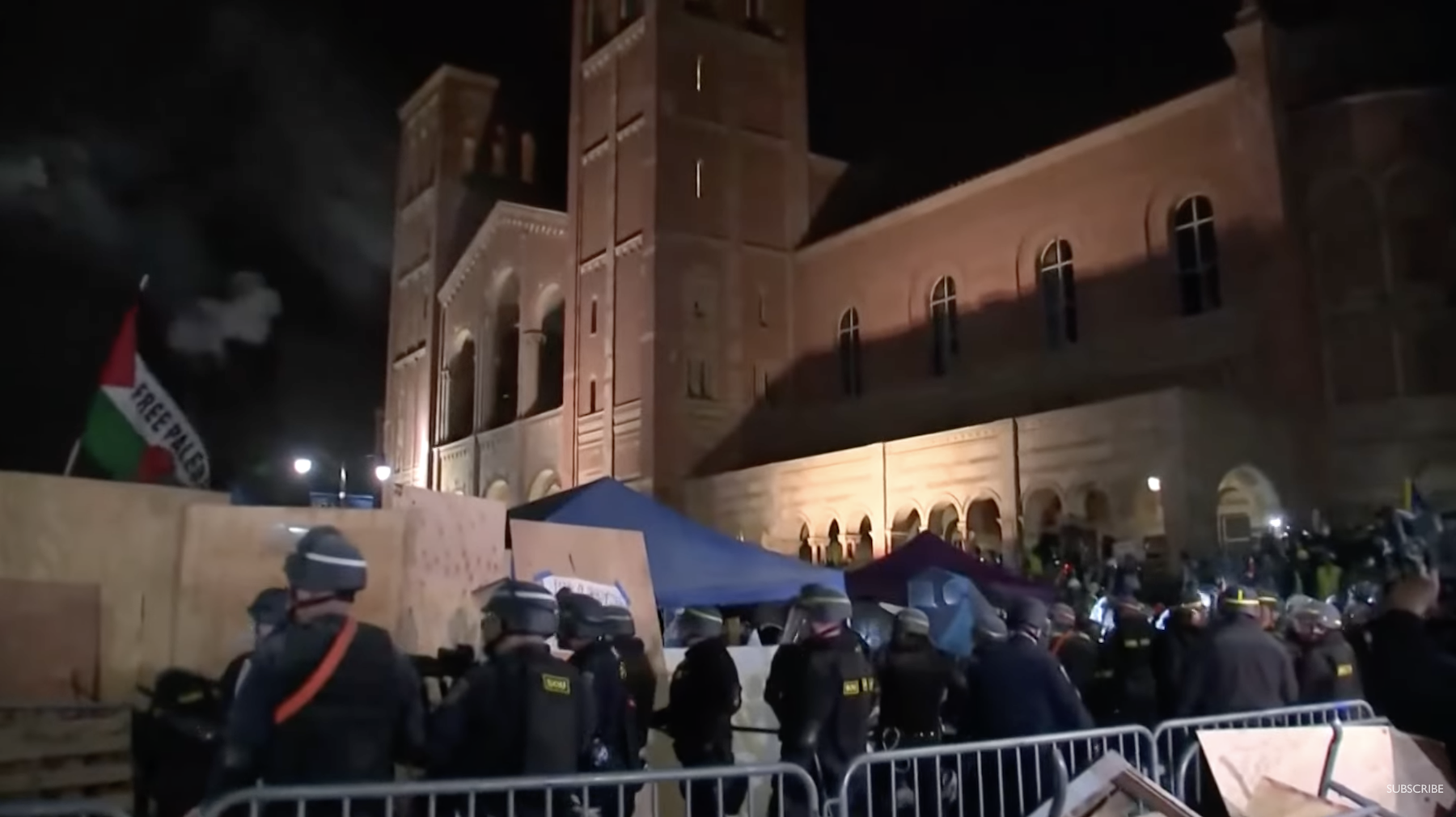 2日凌晨，加警方州行動小組的警員挺進UCLA校園開始清場。圖/翻攝自The Times and The Sunday Times  YouTube頻道