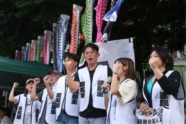 民眾黨主席黃國昌（右3）1日下午到北投參與由「掃除綠衛兵」志工發起罷免民進黨立委吳思瑤的連署攤位外宣講。圖/中央社