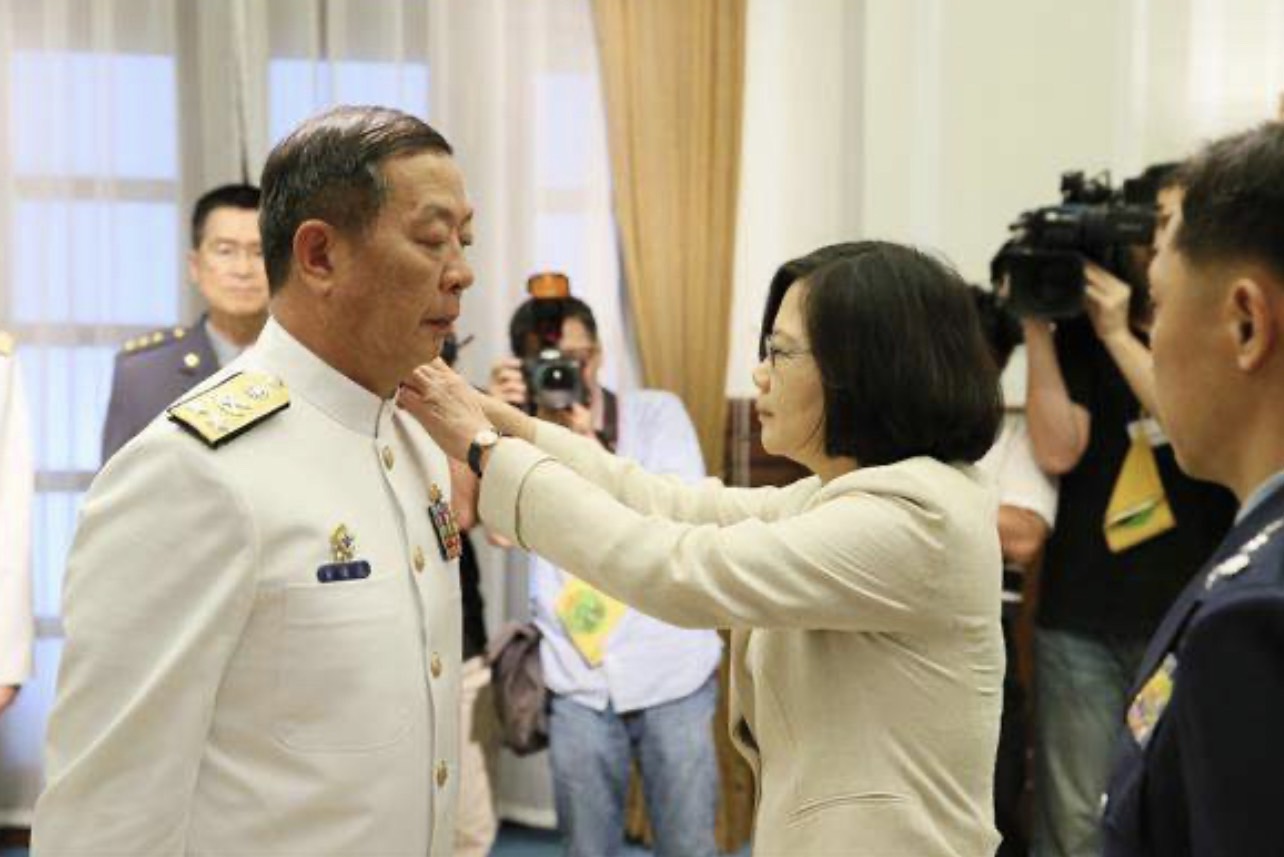 蔡總統主持海軍副司令黃曙光中將(左)晉任上將的授階典禮。資料照。圖/取自總統府官網