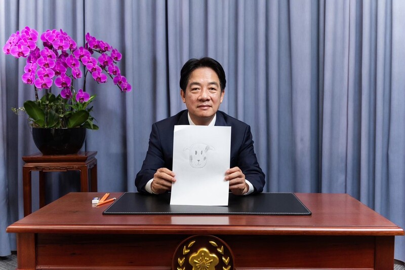 高虹安助理費案出現重大進展，台灣高等法院刑事第23庭裁定暫停審理，並聲請釋憲，其中高院還特別提及現任總統賴清德曾在立法院提出的相關意見。圖為總統賴清德手繪狗狗頭像，做為紅包袋與一元福袋設計要素。圖/中央社