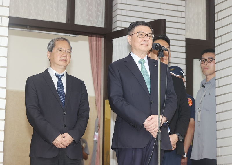 立委關心核二、核三廠是否延役等能源議題，行政院長卓榮泰（中）7日在立法院表示，非核家園是人類應該努力追求的目標，按照現行核管法規定，沒有提出延役的可能與機會，目前也沒有修核管法的考量。圖/中央社