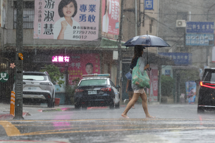 雙颱雙低壓環伺天氣變化大　全台有雨南部防豪雨等級以上降雨