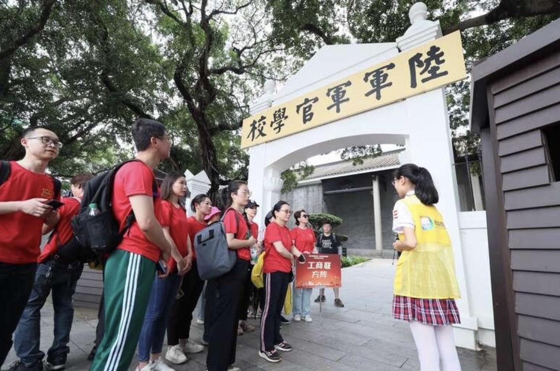大陸「尋跡隊伍」打卡黃埔軍校舊址紀念館。圖/取自《中國青年報》