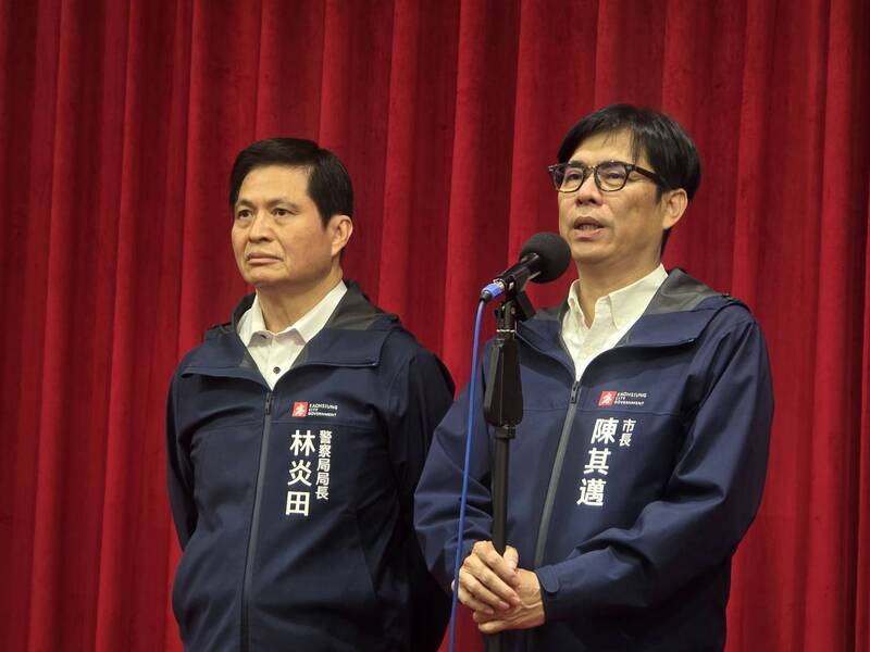高雄近日接連發生酒駕致死，高雄市長陳其邁（右）12日表示，已嚴厲要求警察局嚴格執法。左為高雄市警察局長林炎田。圖／中央社