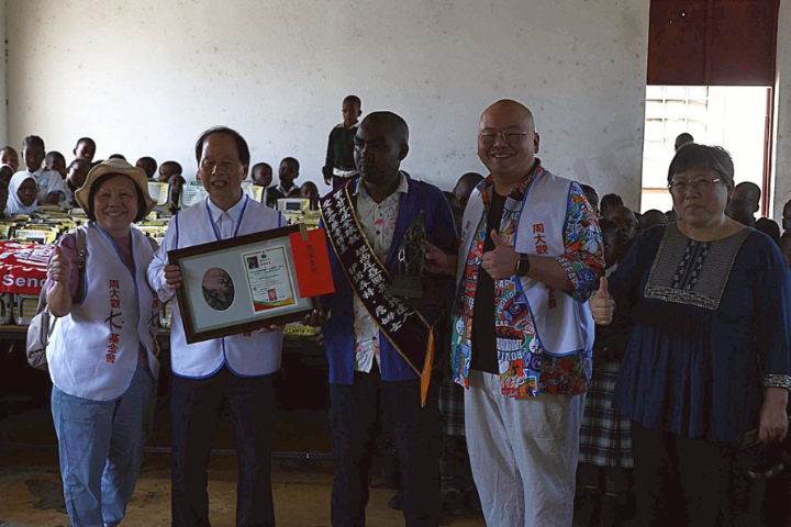 周大觀基金會赴坦國表揚公益人士   再義購太陽能背包助學子