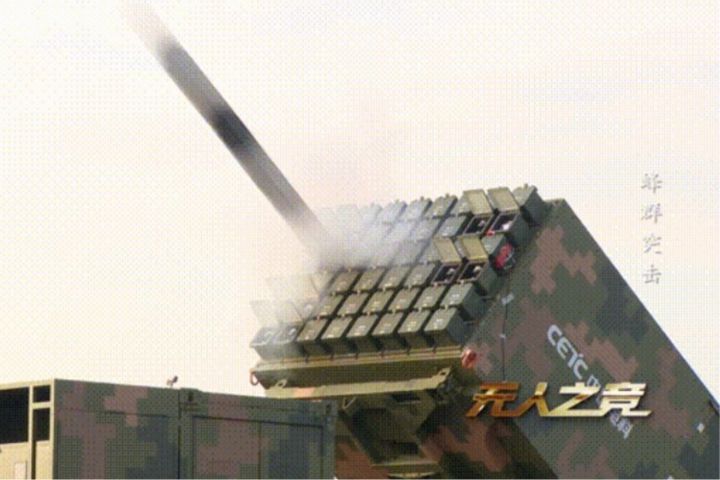   「阿特拉斯」採三車編組設計，包括指控車、保障車，以及核心發射單位「蜂群2號」無人機發射車。圖/取自央視