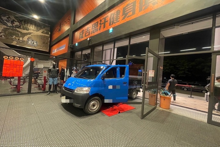 小貨車衝進成吉思汗健身館大門。圖/取自中央社