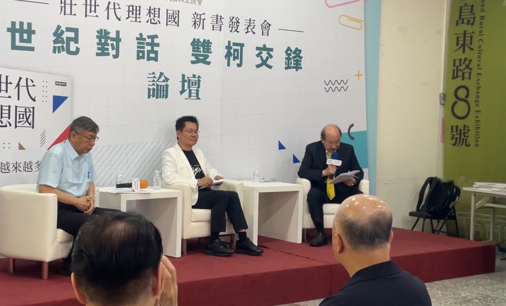 前民眾黨主席柯文哲(左)、民進黨立委柯建銘(右)23日出席前白委吳春城(中)的新書發表會。圖/記者洪子苓攝