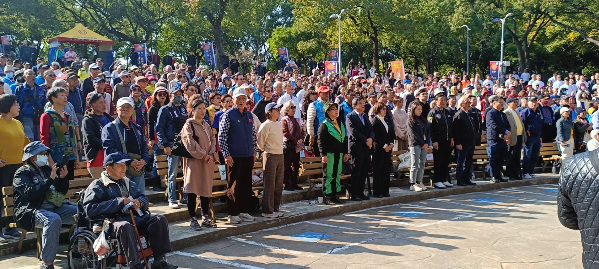 大安森林公園「紀念蔣經國先生」音樂會，聚集了數百市民參與。圖／讀者提供