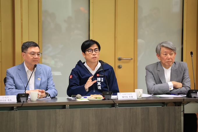 行政院長卓榮泰（左）13日南下與業者座談，高雄市長陳其邁（中）陪同。圖／行政院提供