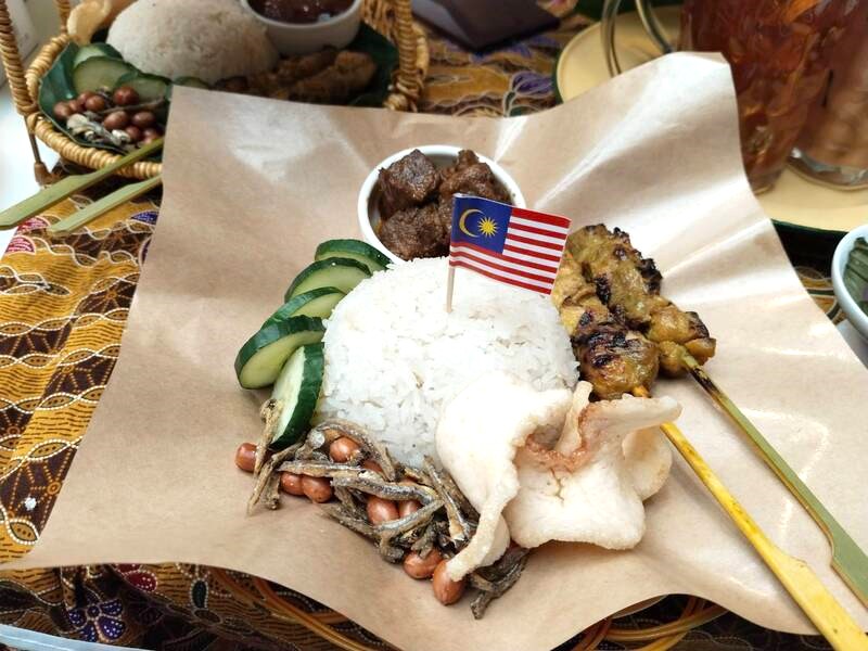 食品業者廣泛使用的防油紙被驗出含有危害健康的PFAS，讓人擔憂將接觸防油紙的食物吃下肚可能致癌。圖/中央社